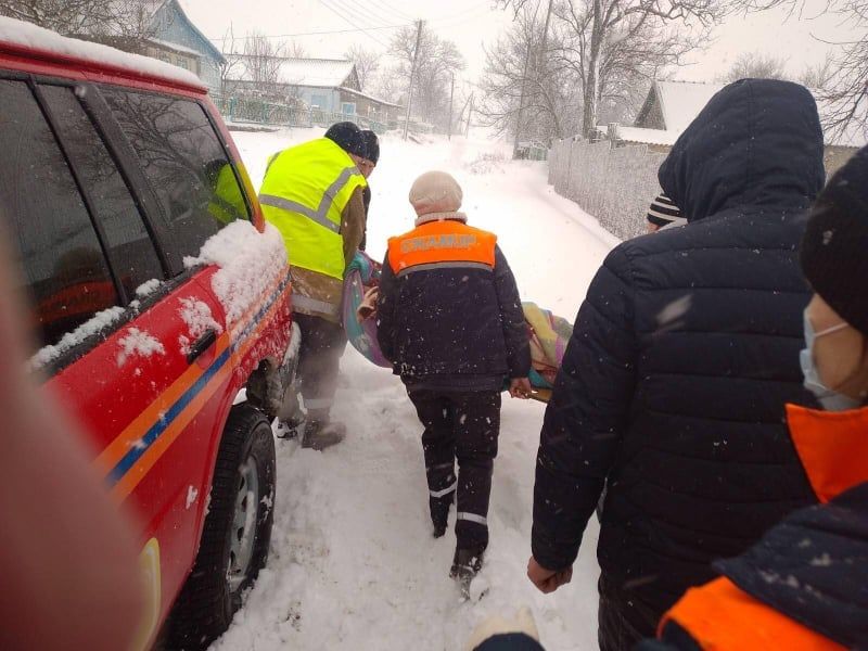 Шесть населенных пунктов страны по-прежнему заблокированы из-за снега