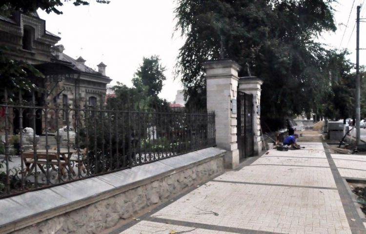 Продолжаются работы по ремонту пешеходной зоны исторического центра столицы