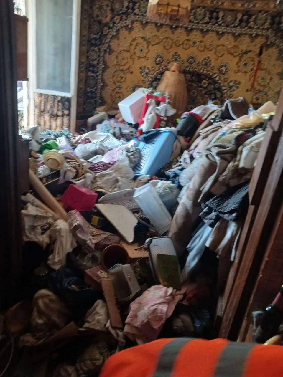 Un apartament din Chișinău, curățat de autorități după sesizările vecinilor