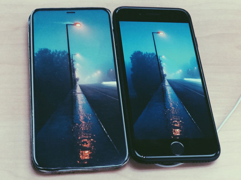 iPhone 8 с дисплеем «от края до края» рядом с iPhone 7