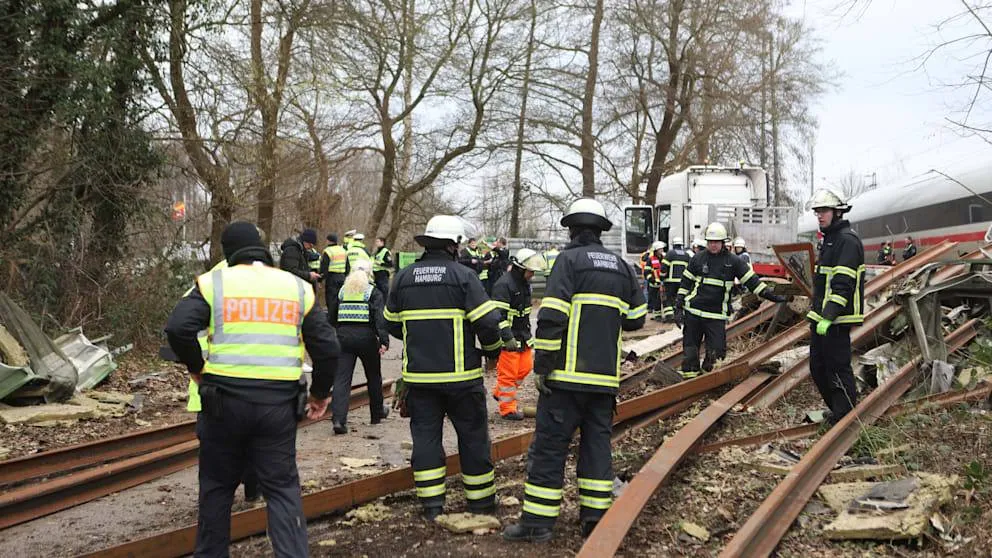 Un tren de mare viteză cu 300 de pasageri s-a ciocnit cu un camion în Germania