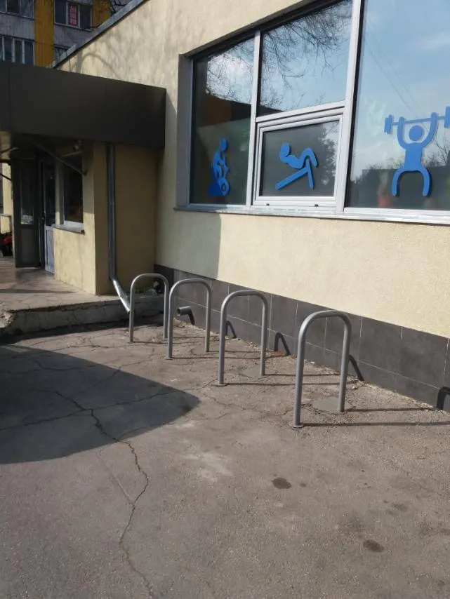 В Кишиневе устанавливают стойки для парковки велосипедов