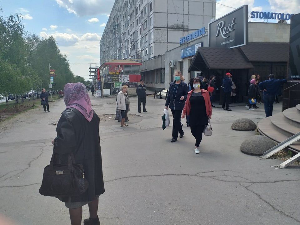 У столичного почтового отделения образовалась длинная очередь