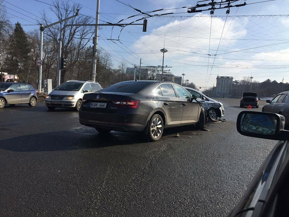 Patru maşini s-au ciocnit lângă monumentul lui Ștefan cel Mare