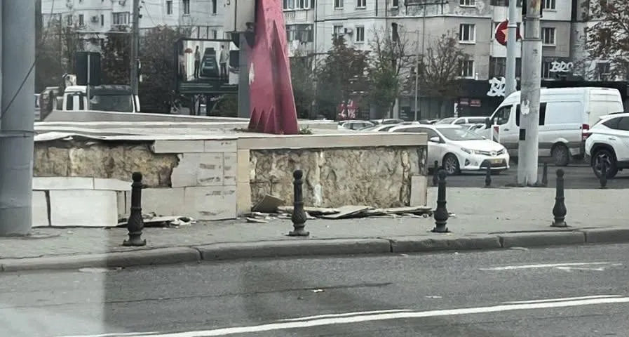 В центре Кишинёва мужчина повредил плитку у подземного перехода