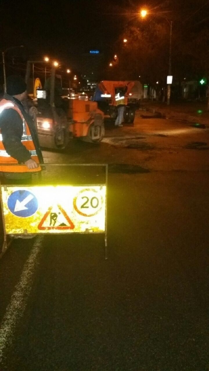 Ночью дорожники латали в Кишиневе ямы холодным асфальтом