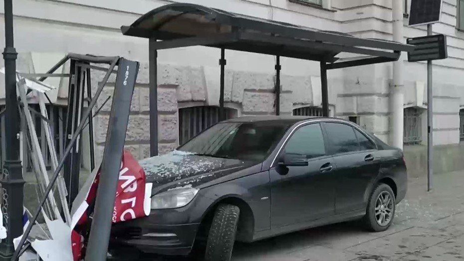 В центре Петербурга Mercedes врезался в остановку