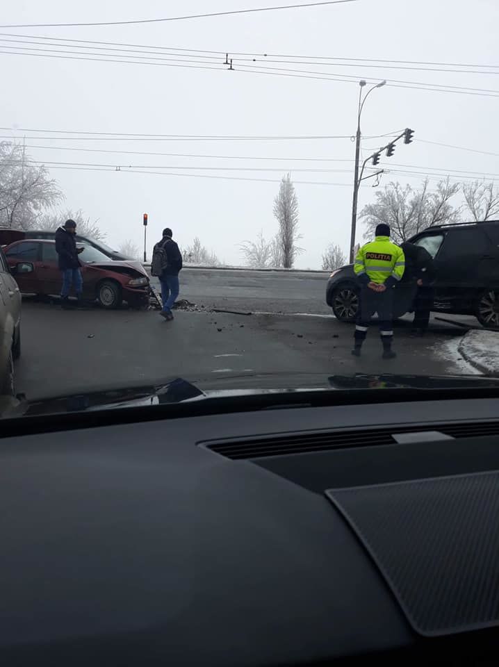 Авария с участием микроавтобуса произошла у АЗС около Яловен