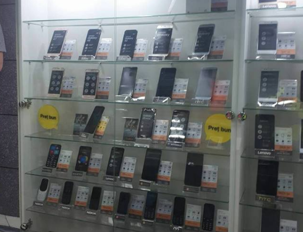 A furat telefoane în sumă de 80.000 de lei. Tânărul, reținut