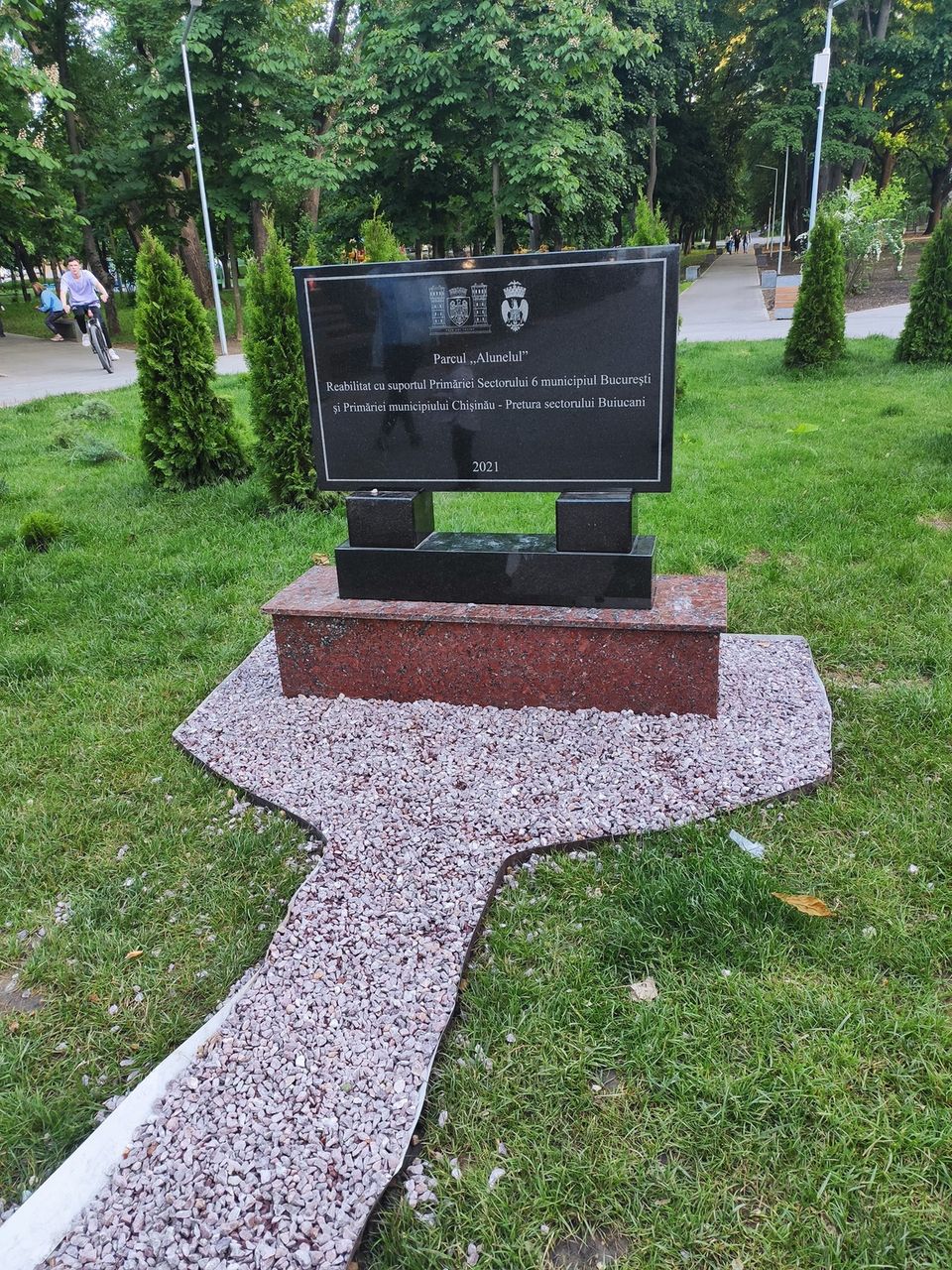 Кишиневцы раскритиковали панно в парках столицы: Отдает кладбищем