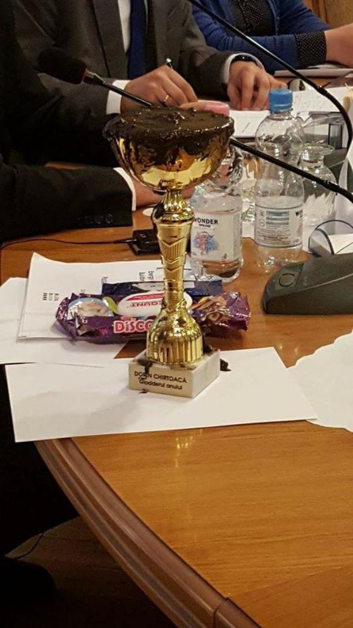 O cupă cu noroi pentru Chirtoacă. Reacția primarului