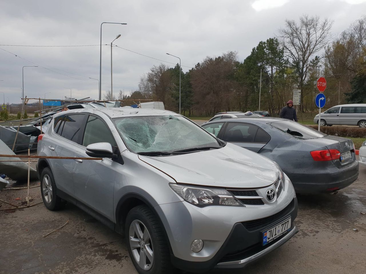 В Кишиневе ветер сорвал крышу с автозаправки и повредил автомобили