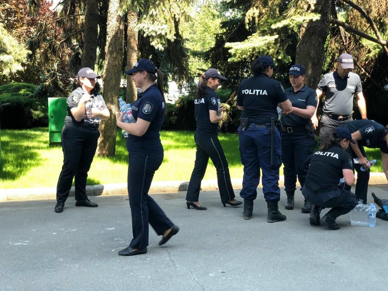 Полицейские поделились водой с протестующими автомобилистами в центре Кишинева