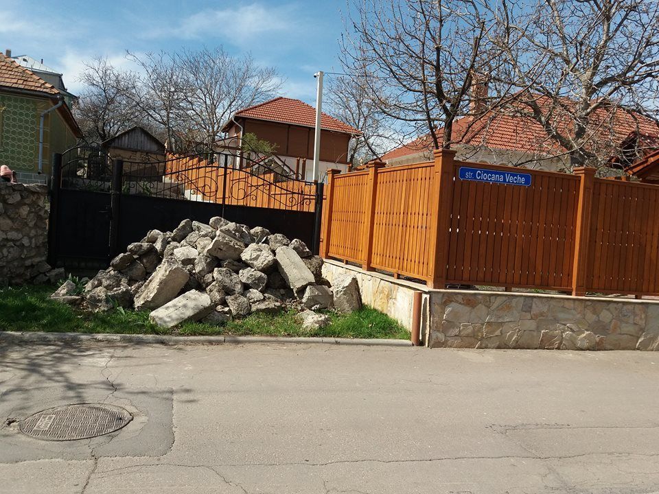 Mihai Ghimpu a ieșit cu gardul în drum și a îngrădit fântâna satului
