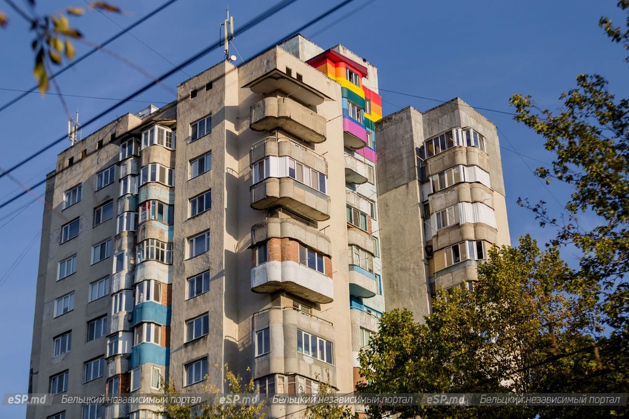Хозяева квартиры в бельцкой высотке раскрасили стены в цвета радуги