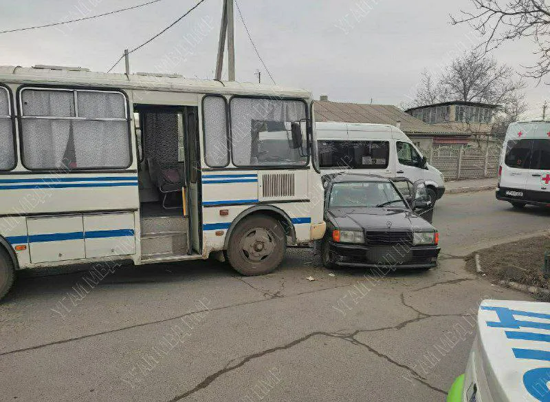 В Рыбнице школьный автобус столкнулся с легковушкой