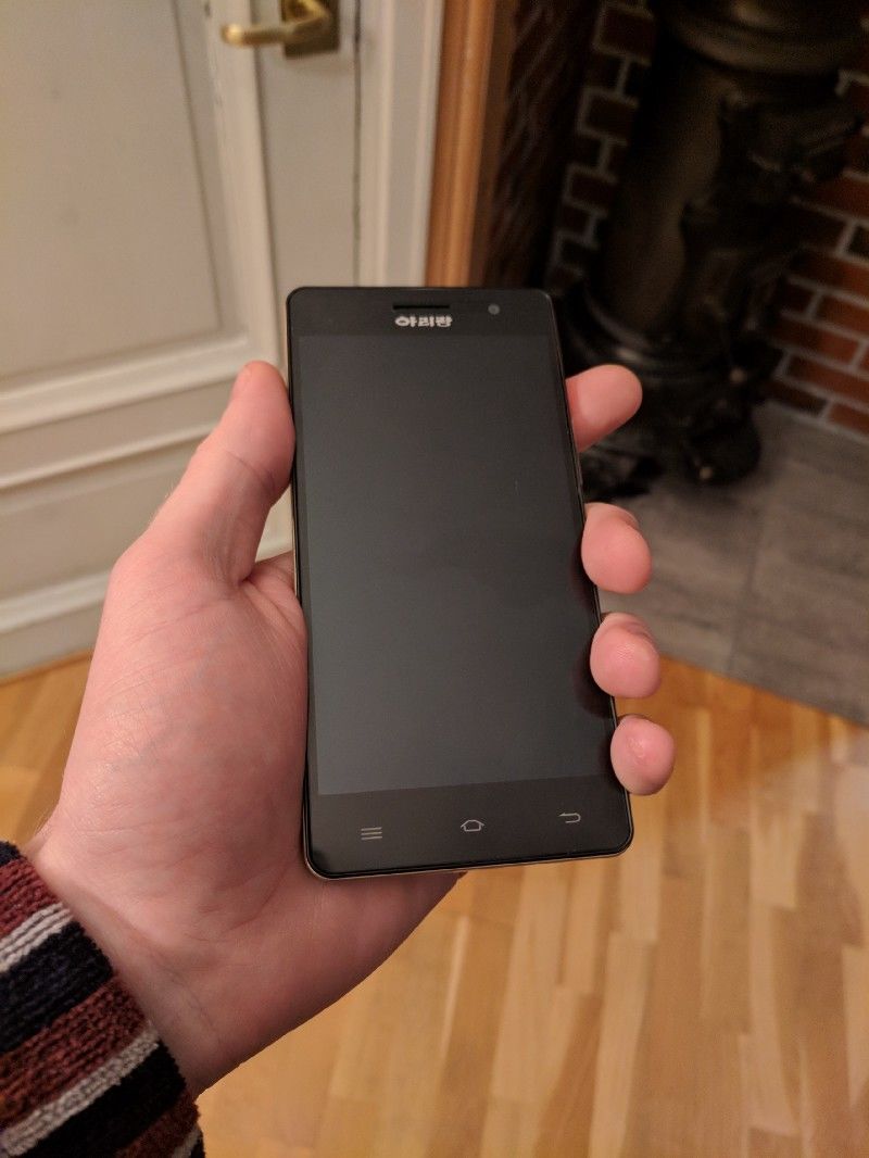 Cum arată și ce știe să facă un smartphone din Coreea de Nord