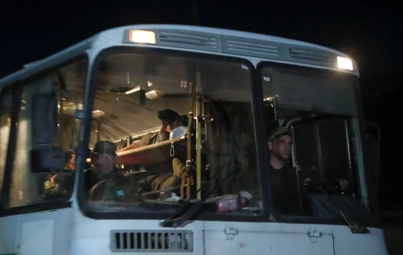Рейтер сообщает, что украинских военных вывозят с "Азовстали" на автобусах