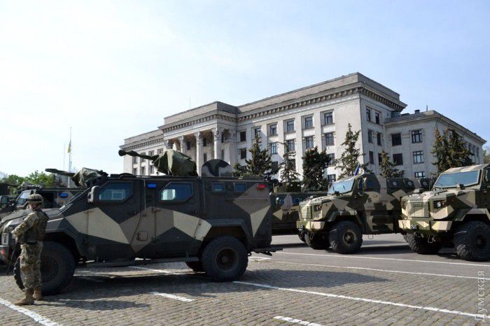 На Куликово поле в Одессе вывели военную технику