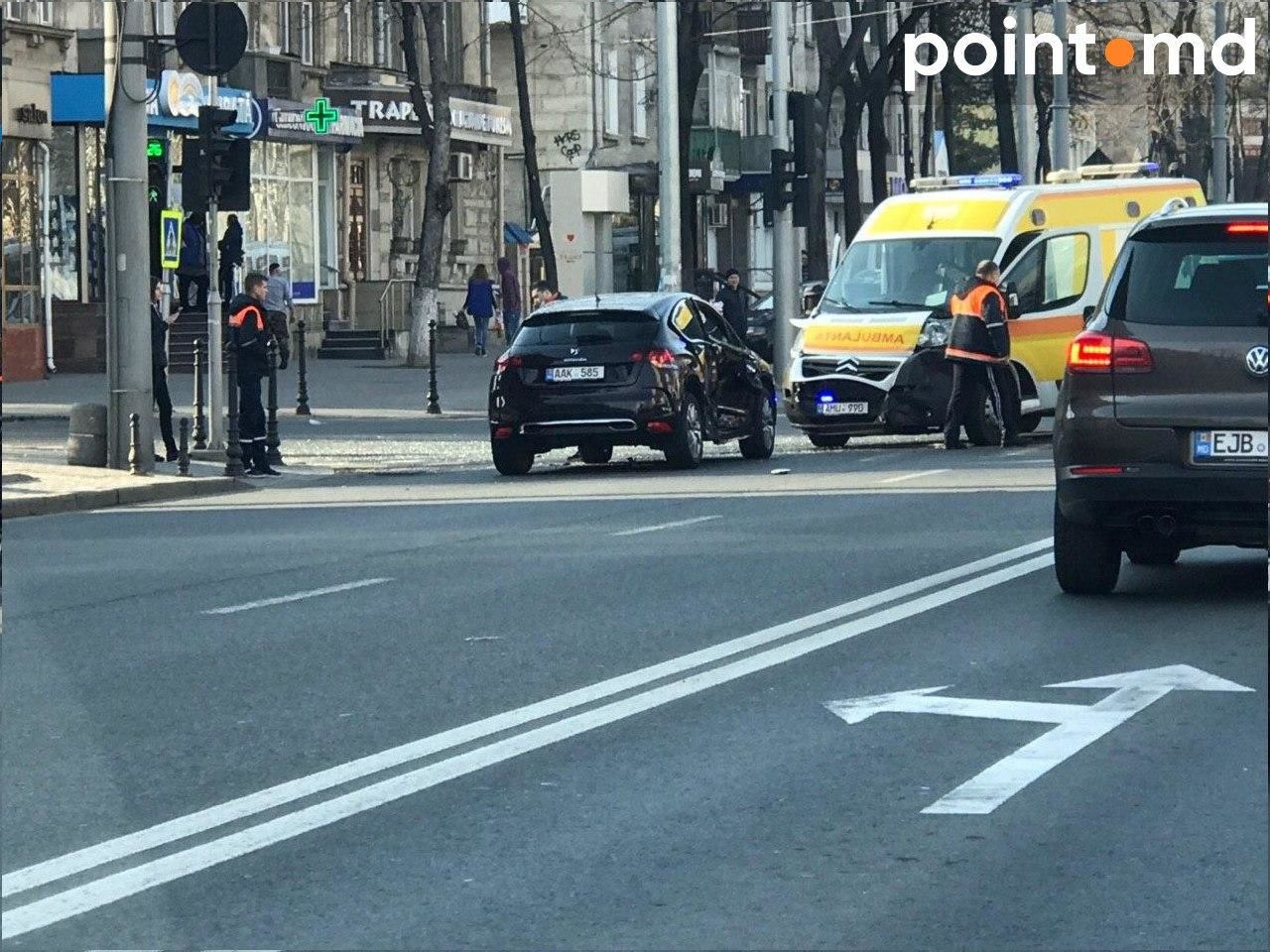 В центре столицы столкнулись машина скорой помощи и легковой автомобиль