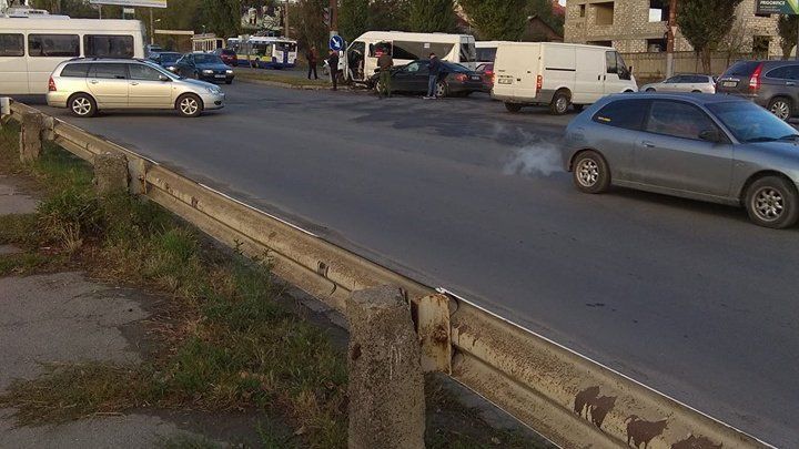 ДТП в столице: маршрутка с пассажирами столкнулась с легковушкой и врезалась в столб
