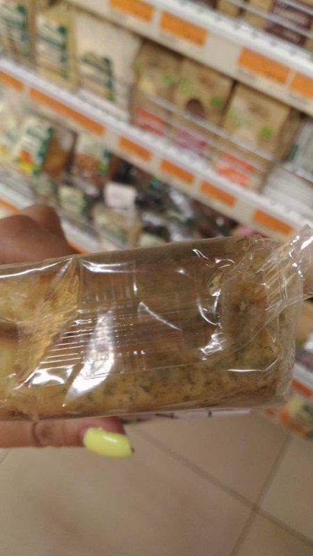 В столичном супермаркете продаются вафли с плесенью