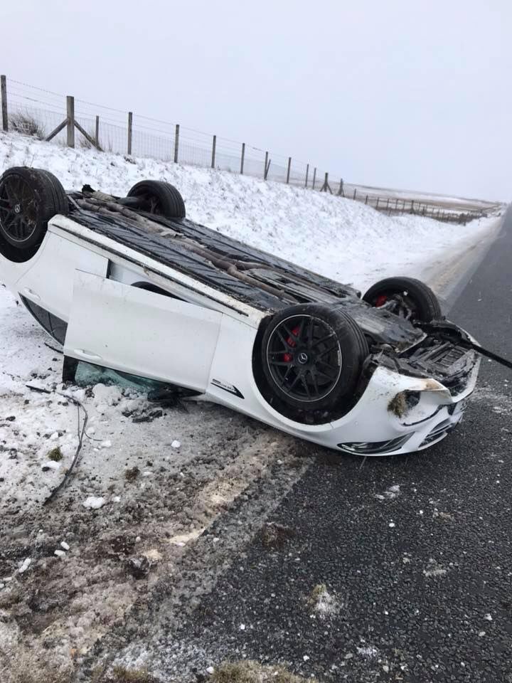 Adevărul despre Mercedesul de lux făcut zob pe drum