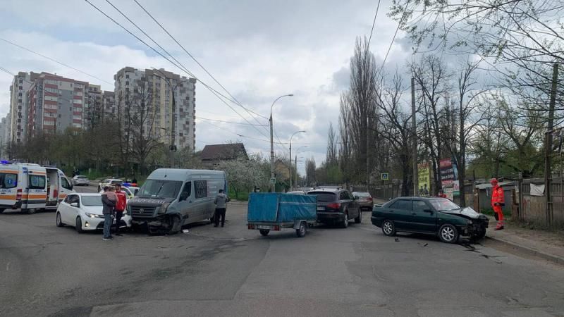 В столице столкнулись три машины: пострадал водитель