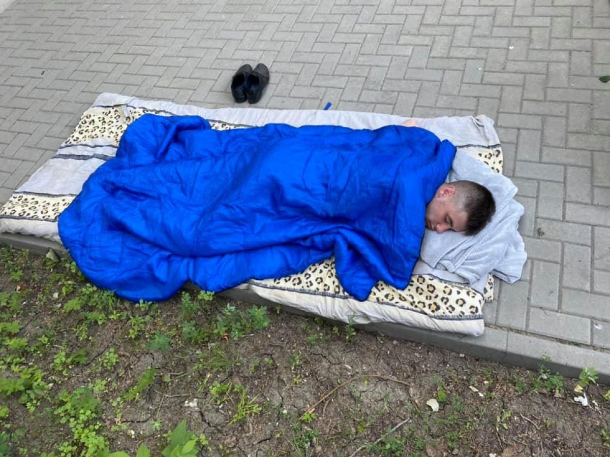 Протест у СИБ: Активисты AUR установили палатки и провели там ночь