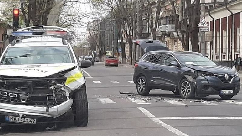 В центре Кишинева произошло ДТП с участием полицейской машины