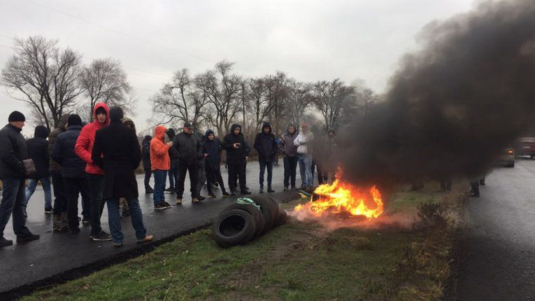 Водители с еврономерами заблокировали дороги в пяти регионах Украины