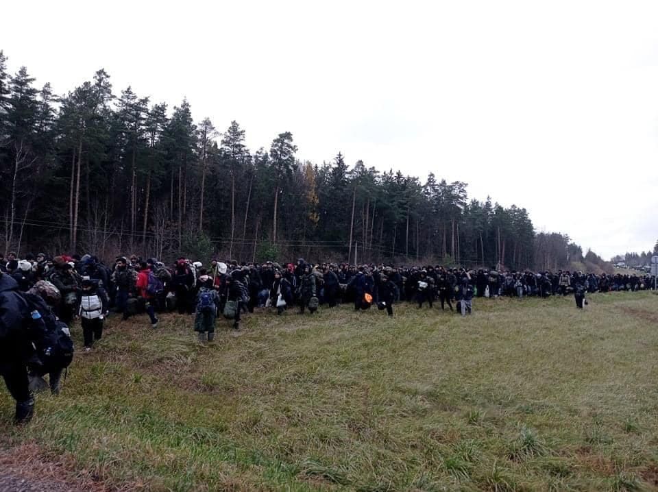 Белорусские телеграм-каналы показали видео колонны беженцев, которые направляются в Польшу
