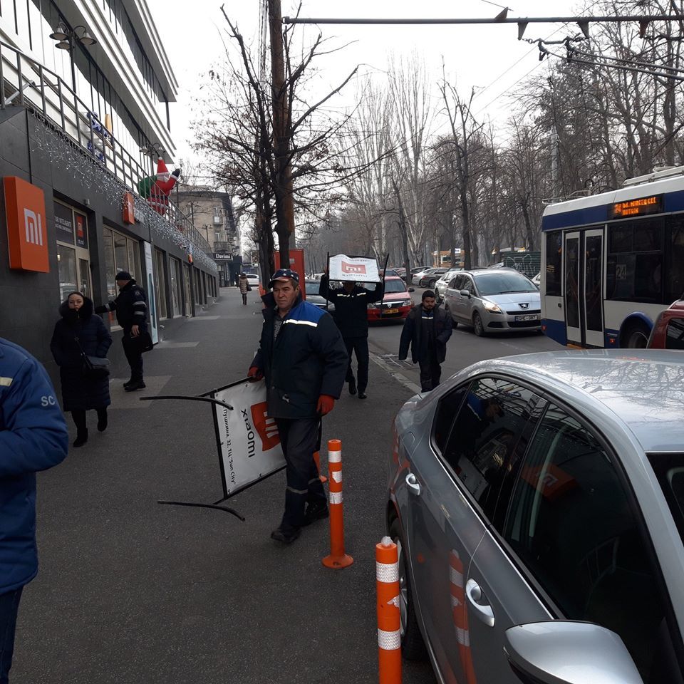 В центре столицы продолжают демонтировать незаконные рекламные билборды и панно