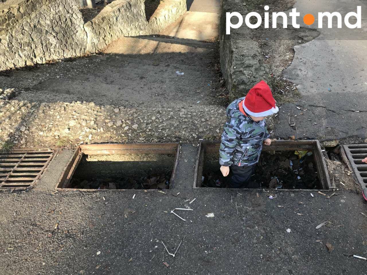 Снятые решетки от ливневых канализаций в "Долине Роз" создают опасность для детей
