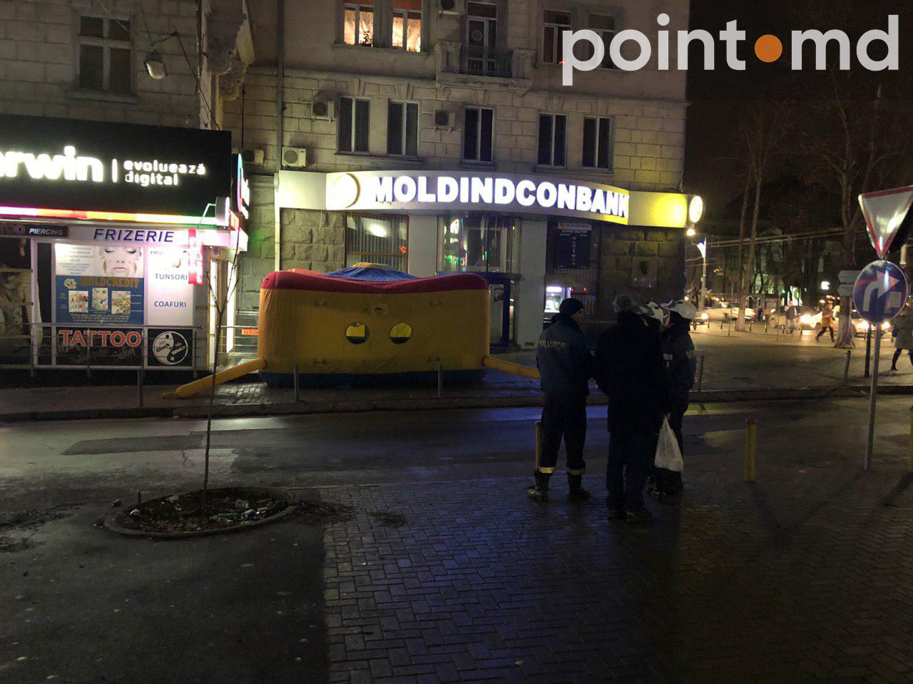 В центре Кишинева мужчина пытался сброситься с крыши здания