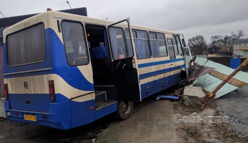 Выпрыгивали на ходу: на Украине водитель школьного автобуса умер за рулем