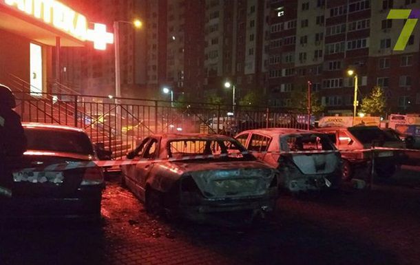 Incendii puternice în trei parcări din Odesa. Cel puţin 20 de maşini au ars ca nişte torţe