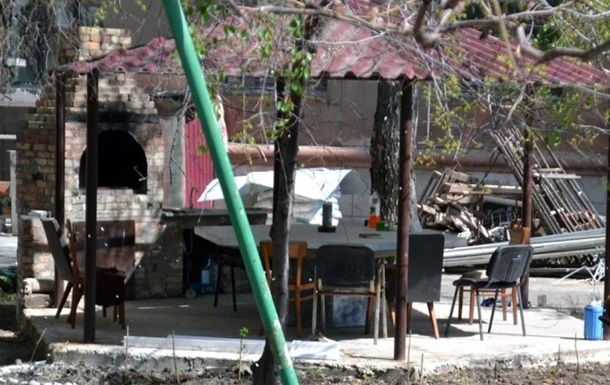 Во дворе Дома профсоюзов в Одессе, где погибли 48 человек, поставили мангал