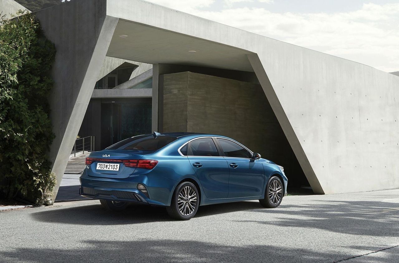 Kia рассекретила внешность обновленного Cerato