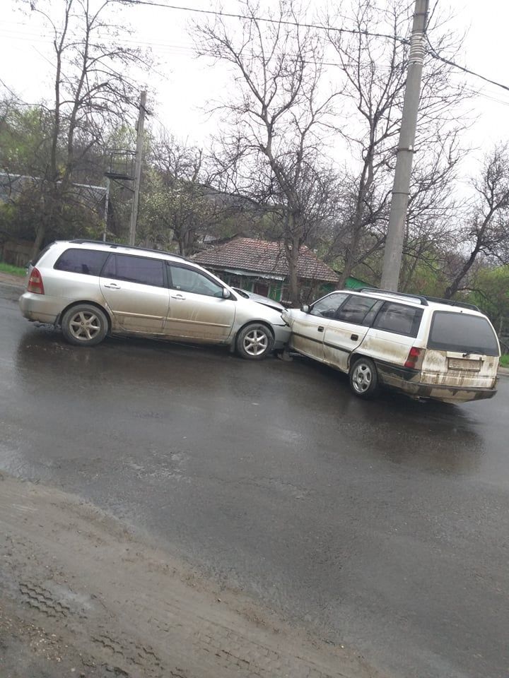 На столичном перекрестке столкнулись два легковых автомобиля