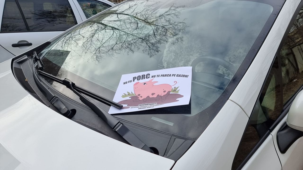 Жители Чекан ведут "войну" с парковкой автомобилей на улице Джинта Латинэ