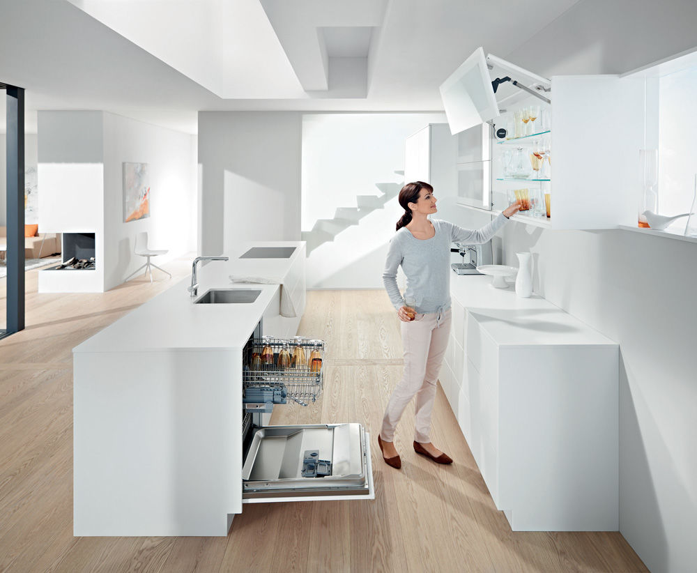 В холле Shopping Center MallDova проходит презентация мебельного салона Blum house