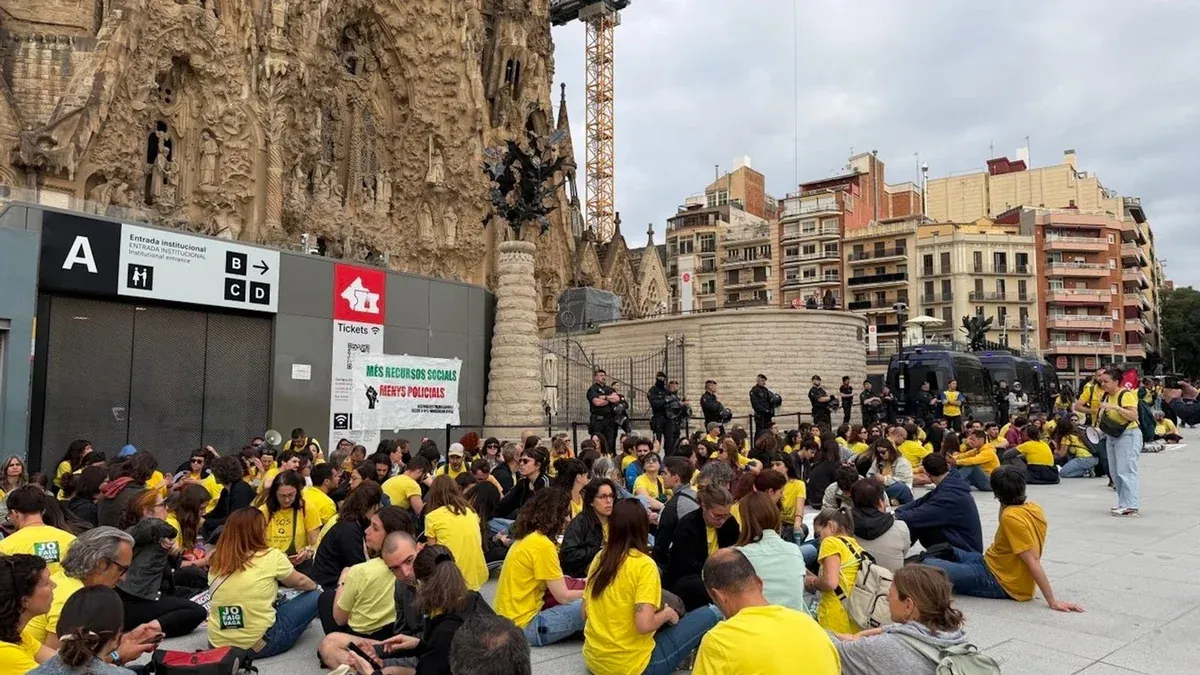 Profesorii au blocat intrarea în templul Sagrada Familia în timpul grevei din Barcelona