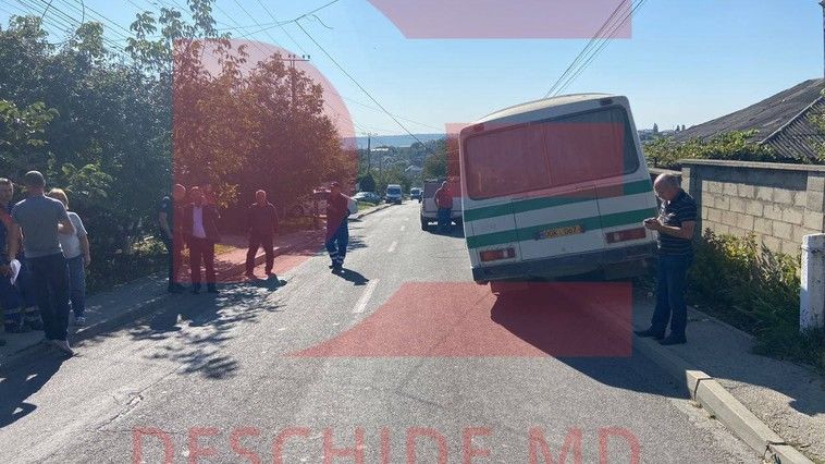 В Оргееве у автобуса отказали тормоза, он врезался в столб