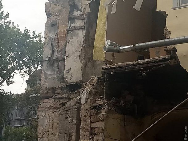 В центре Одессы обрушилась часть жилого дома