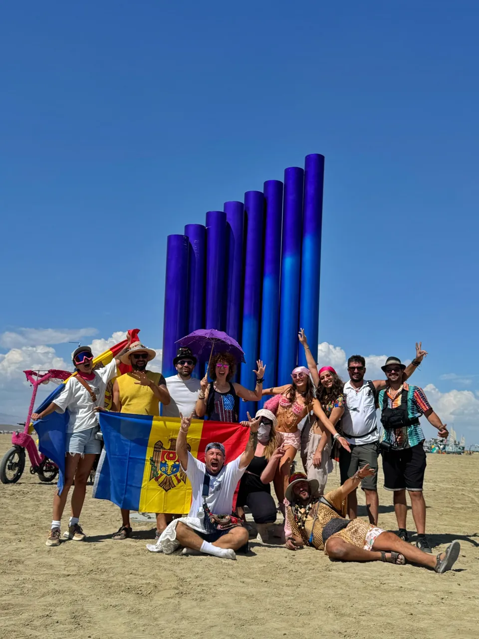 Скульптуру в виде молдавского ная установили на фестивале Burning Man в США