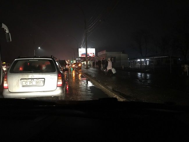Мужчины “штурмуют” столичный цветочный рынок в преддверии 8 Марта