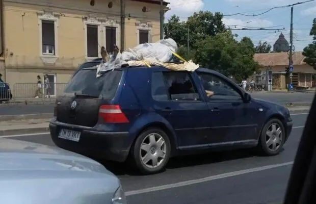 Жителей Тимишоары испугал "труп" на крыше автомобиля, оказавшийся манекеном