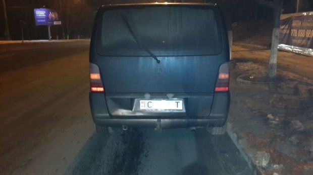 Пьяный водитель Mercedes "развернул" легковушку на 180 градусов