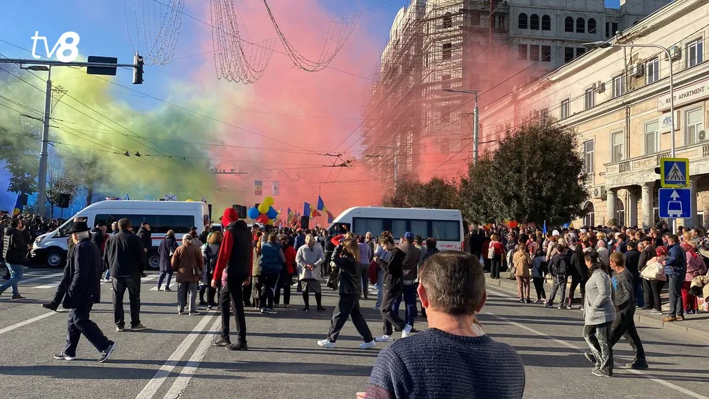 Протестующие в центре Кишинева зажгли дымовые шашки